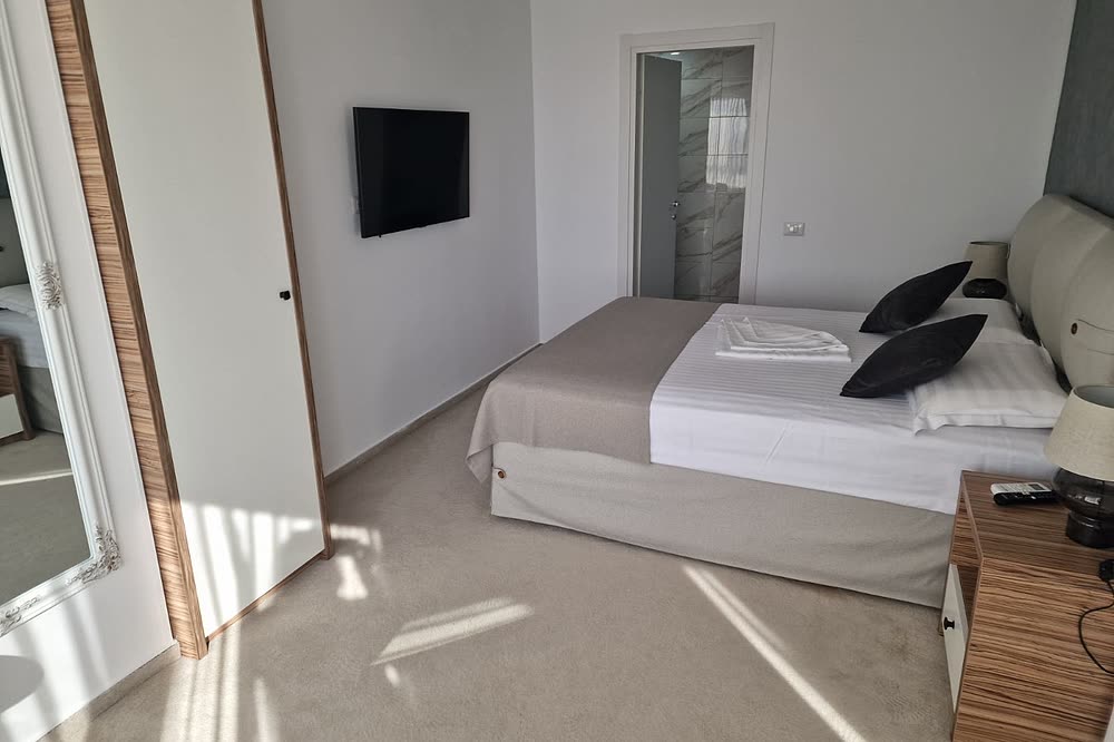 Dormitor de apartament cu pat matrimonial
