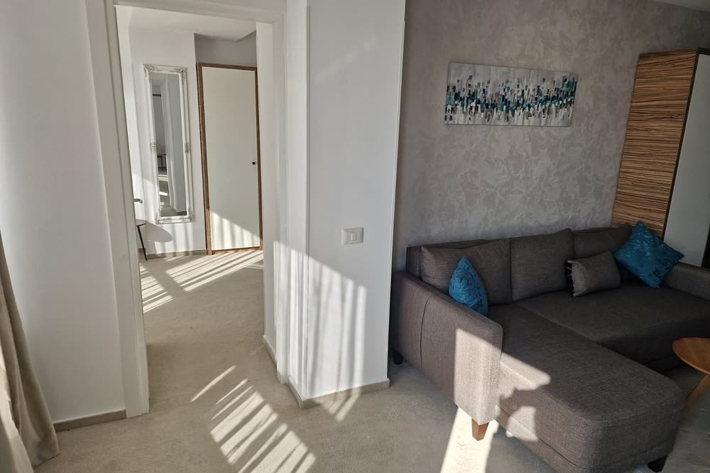 Living de apartament cu canapea de colț
