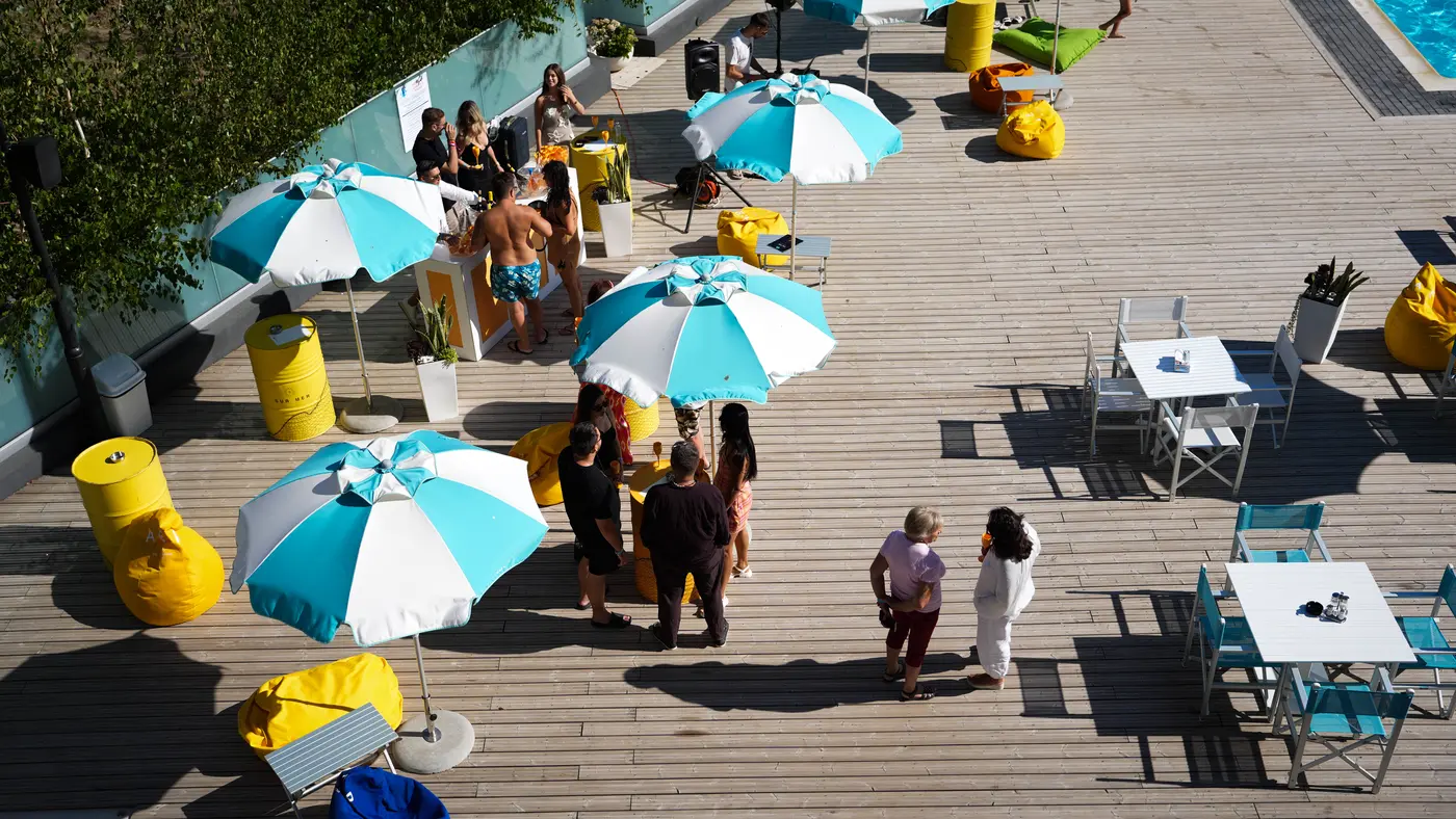 Invitați pe terasa piscinei, văzuți de sus
