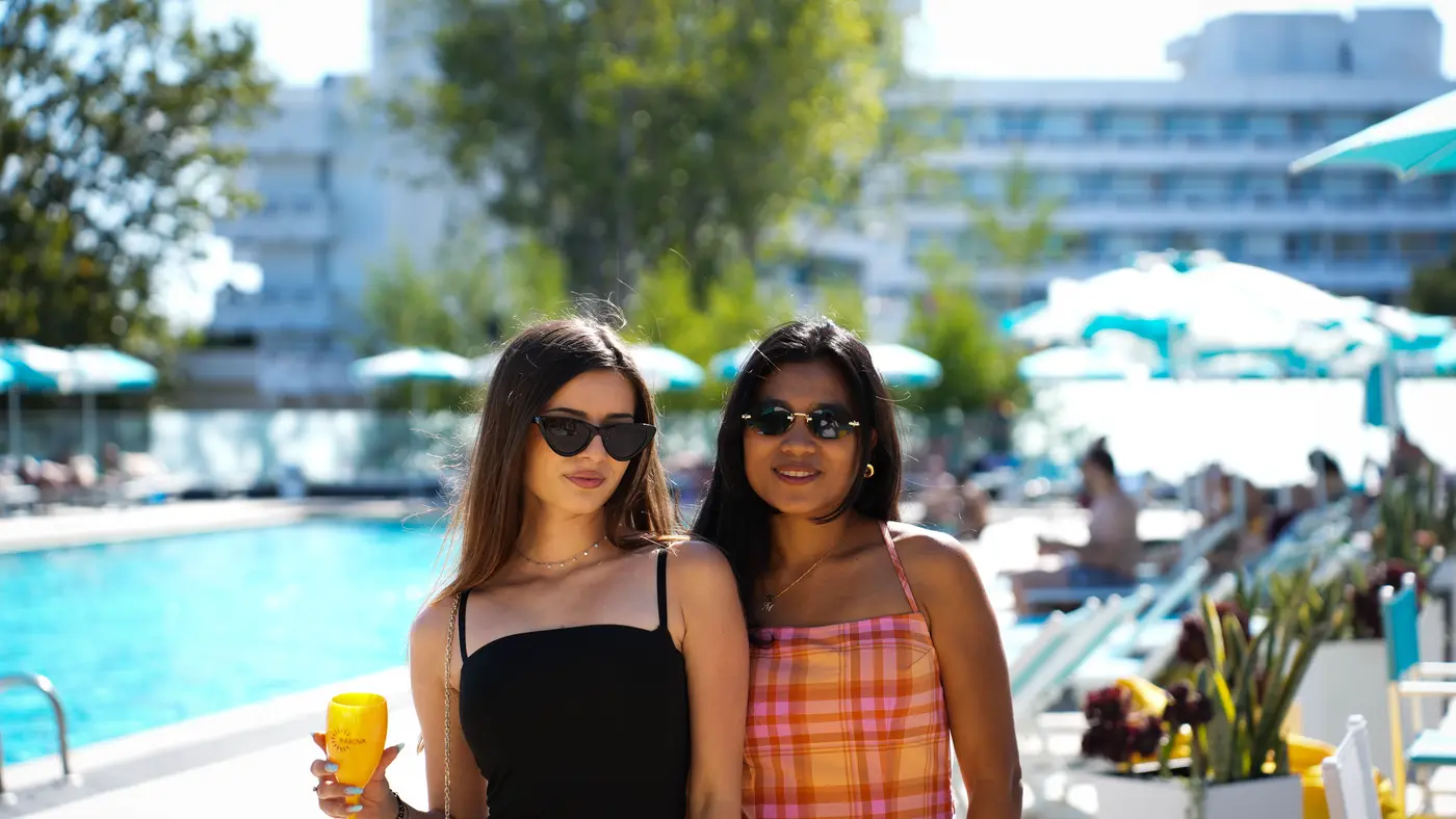 Invitate lângă piscină