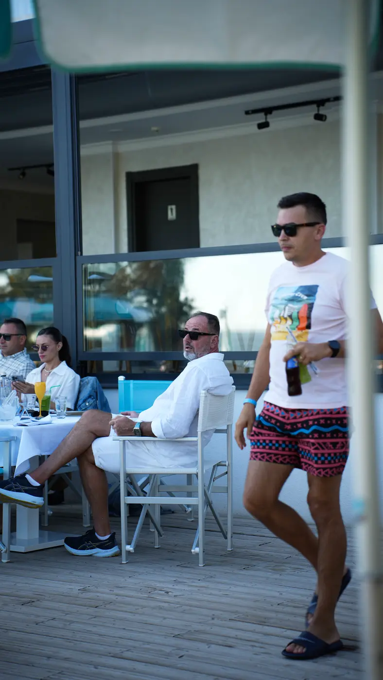 Invitați pe terasa de lângă restaurant