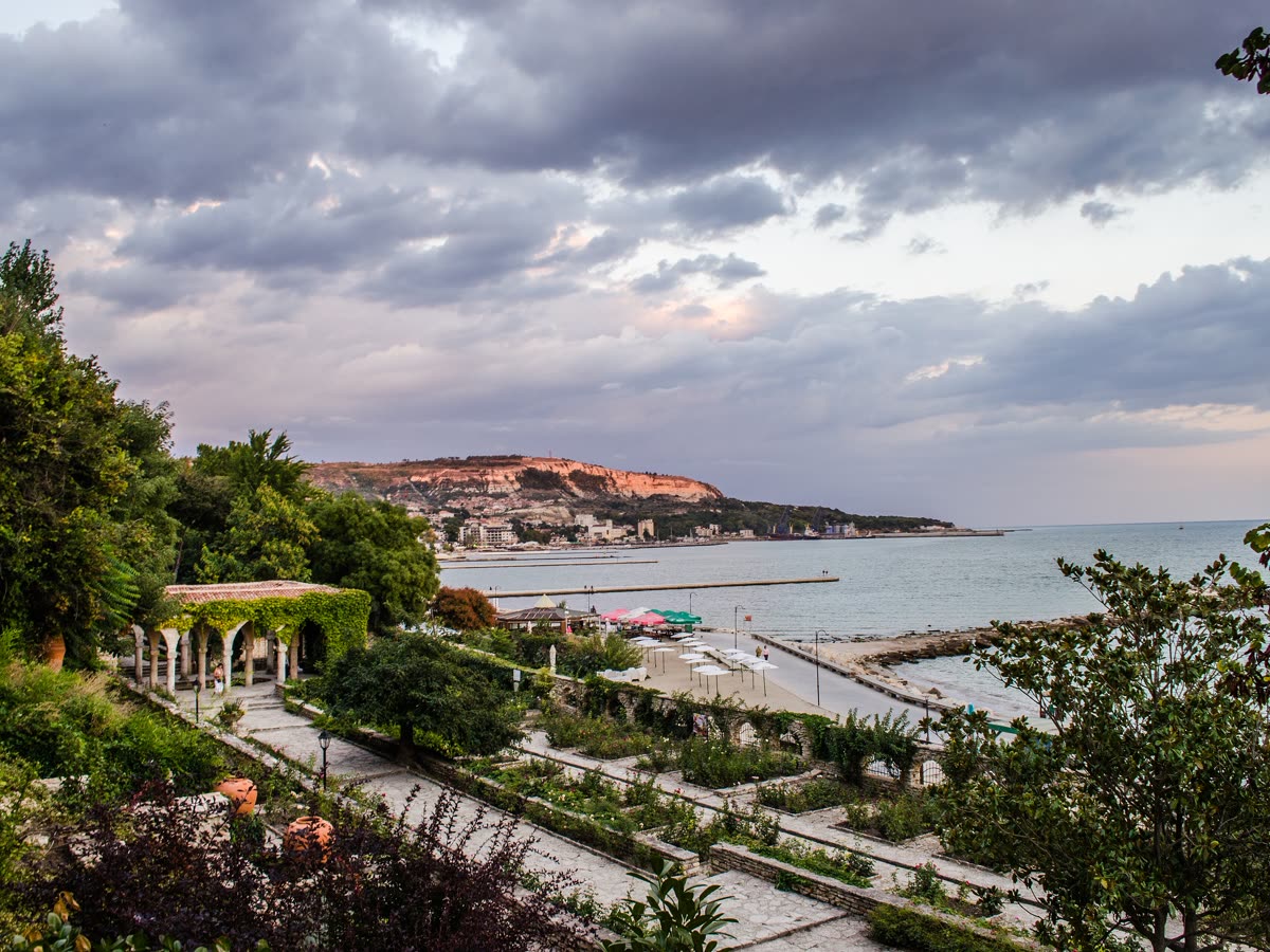 Grădina Botanică din Balcic, cu vedere spre coastă
