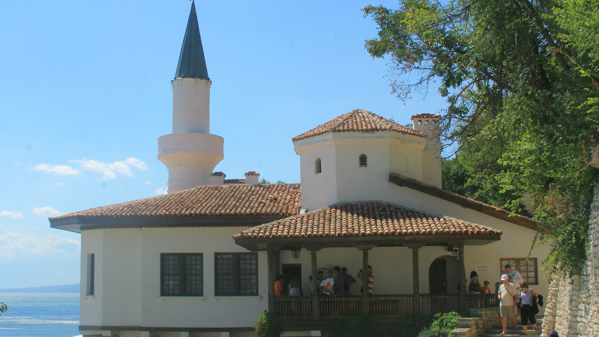 Palatul Reginei Maria din Balcic, casa albă cu minaret, pe malul mării