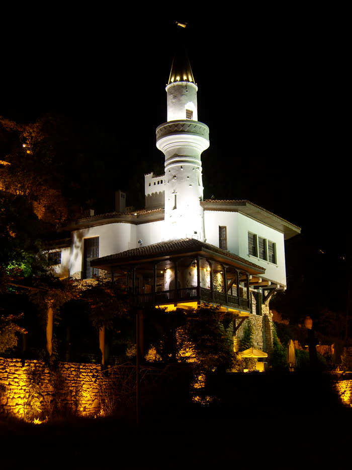 Minaretul palatului din Balcic, luminat noaptea