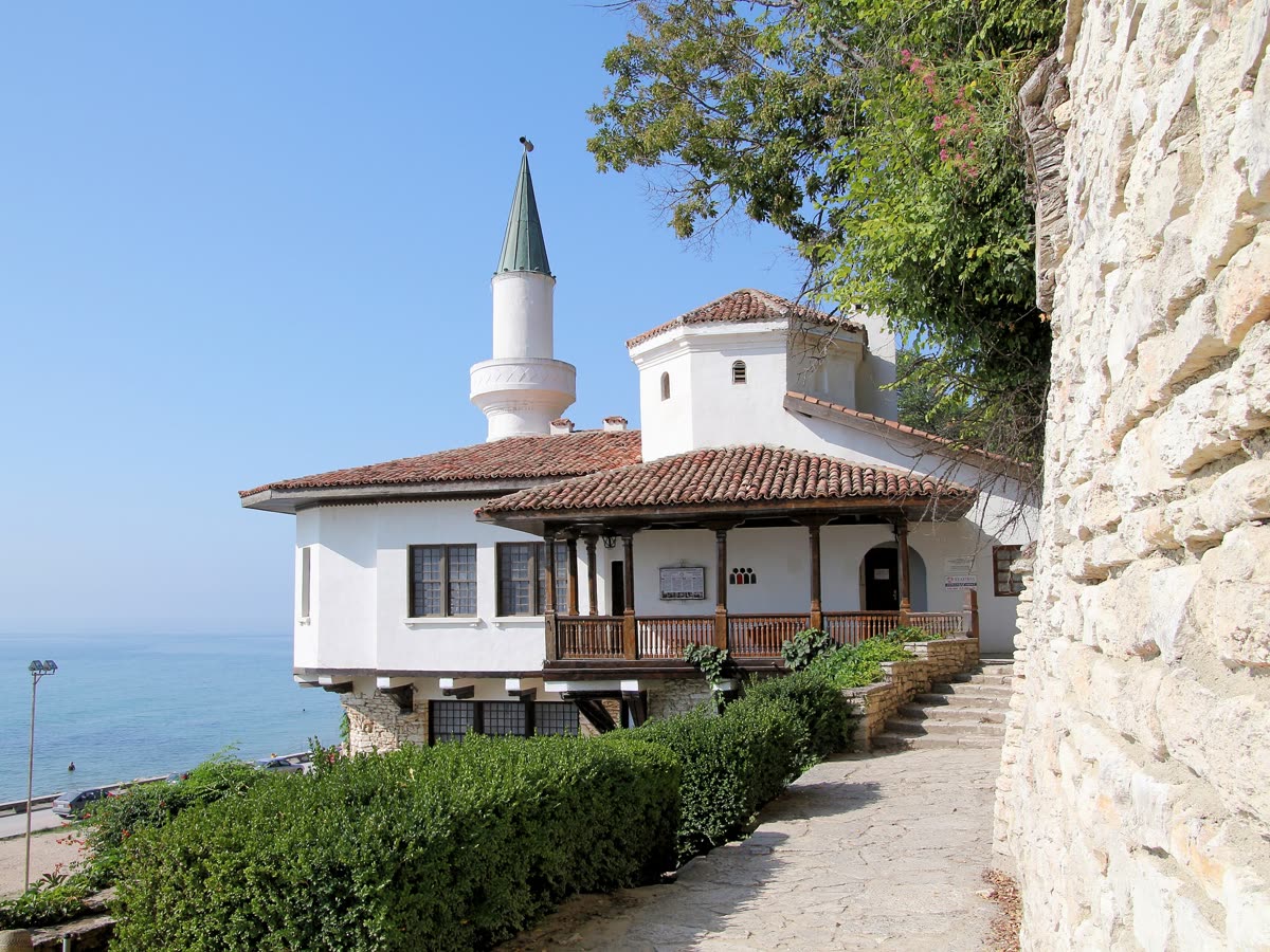 Palatul din Balcic văzut de pe aleea de lângă mare
