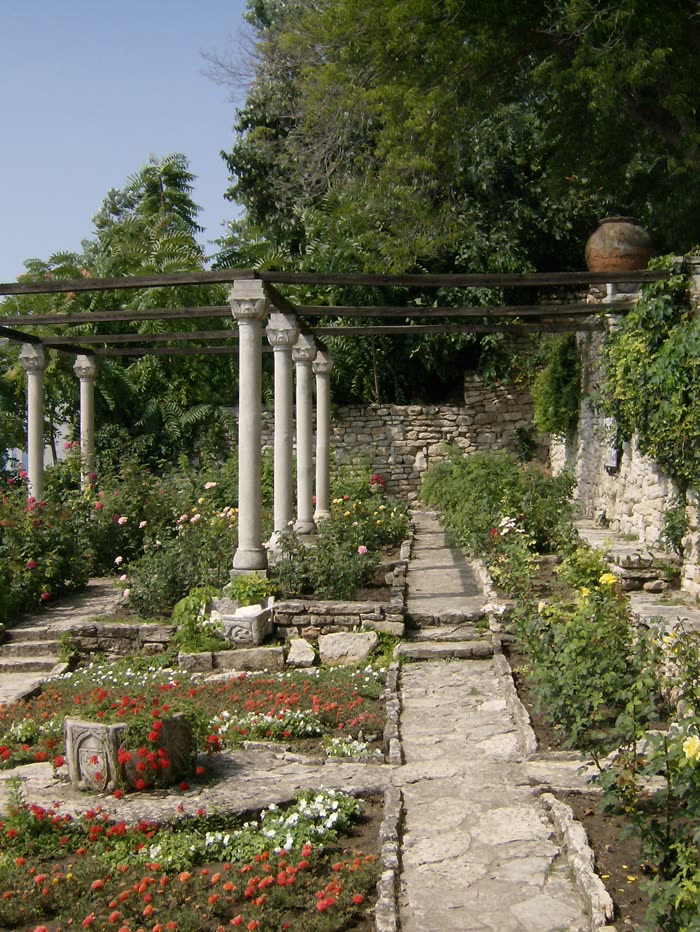 Pergola cu coloane din grădina palatului din Balcic