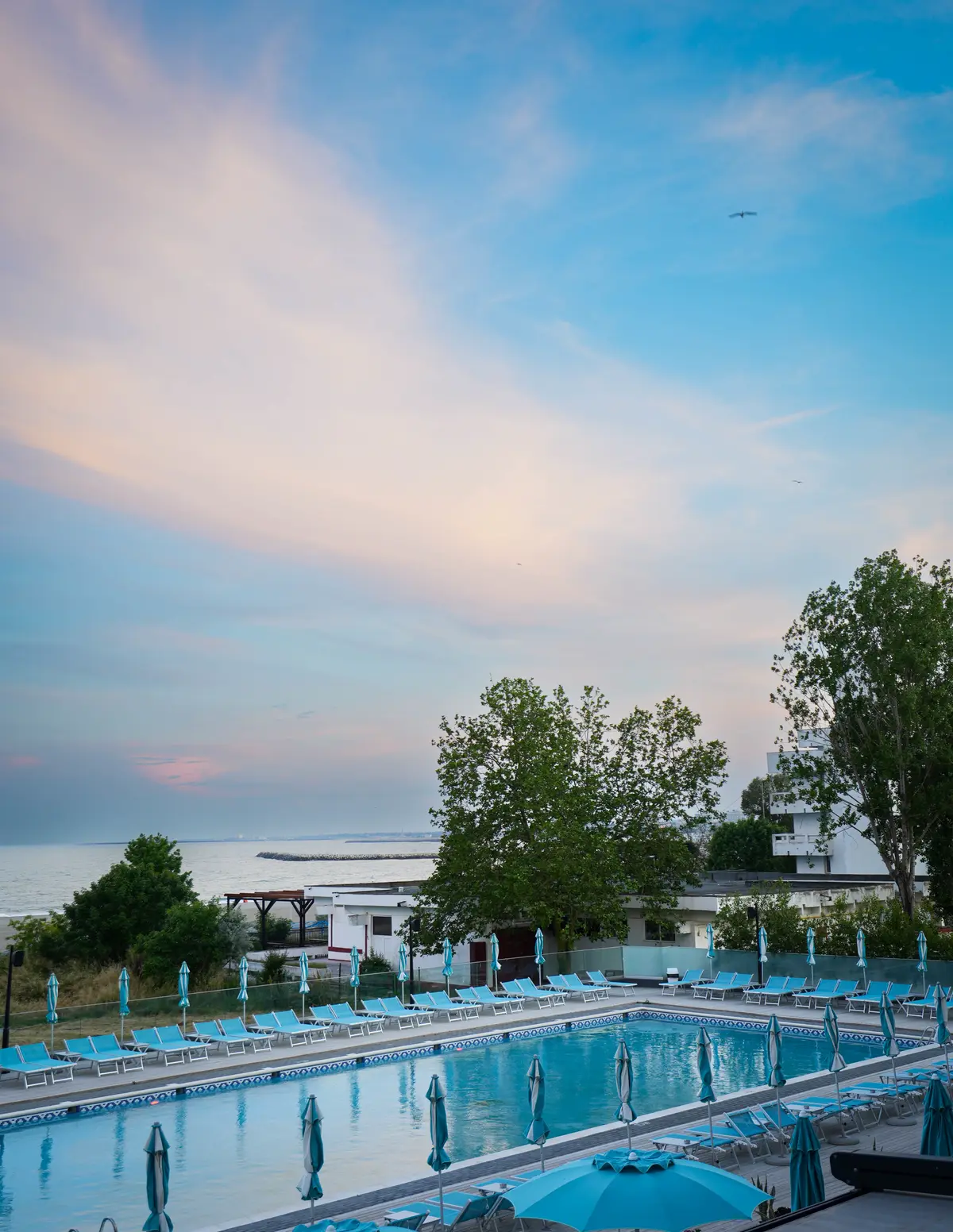 Piscina hotelului la apus