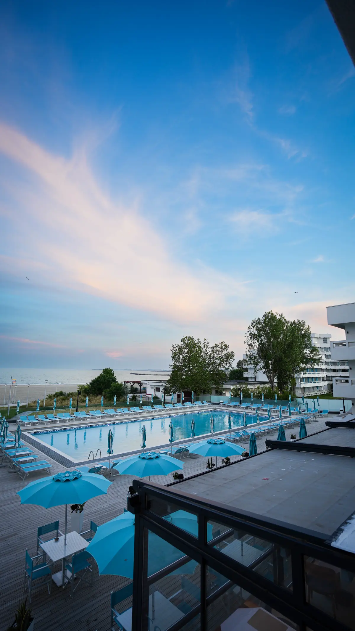 Piscina și cerul de seară