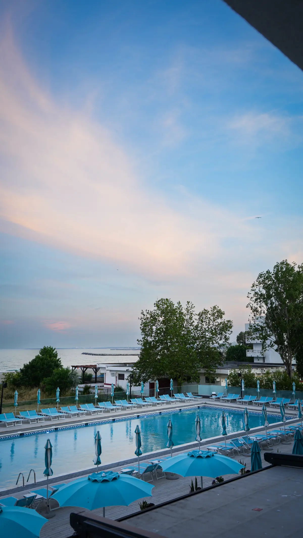 Hotelul văzut de peste piscină