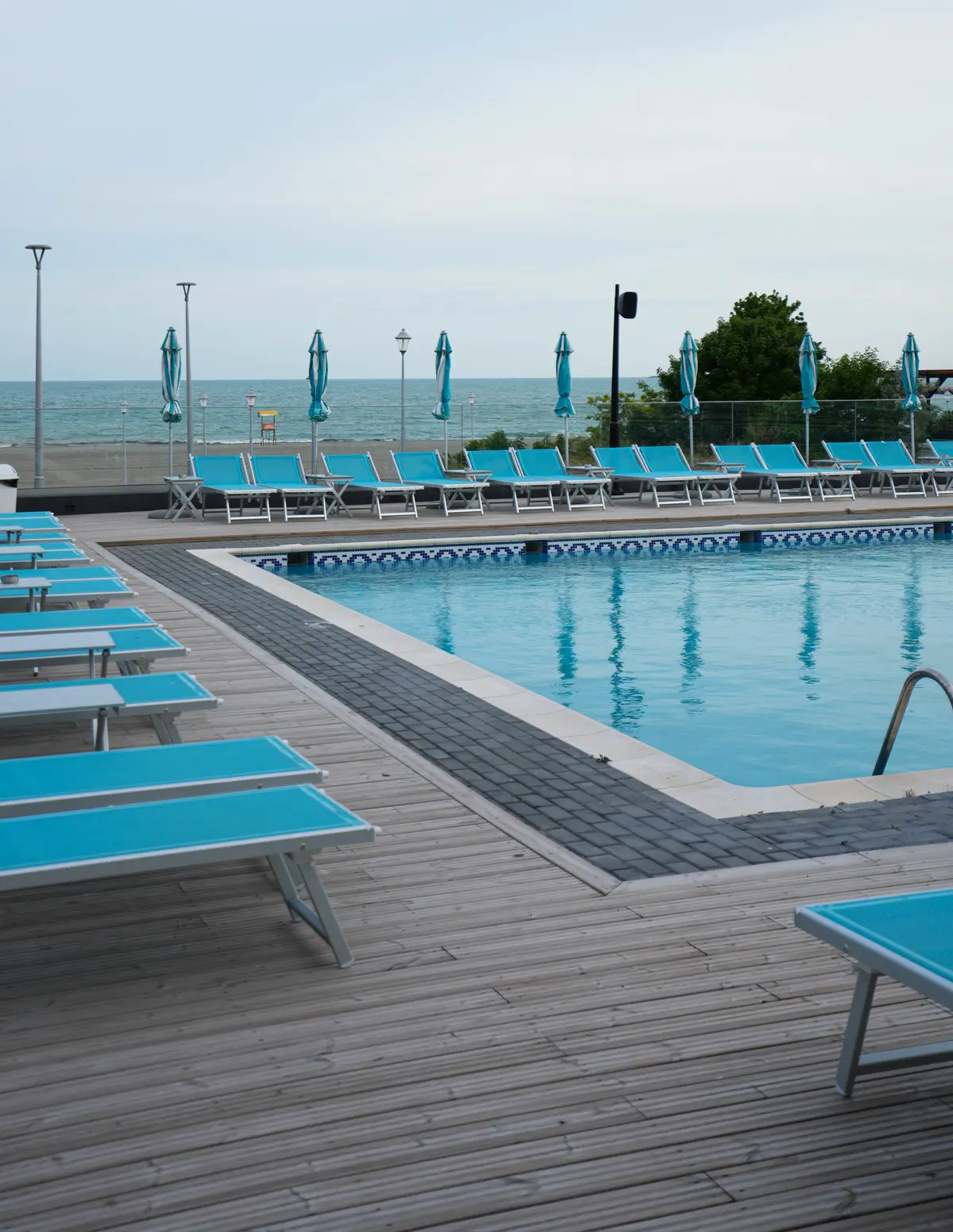 Piscina și șezlongurile turcoaz