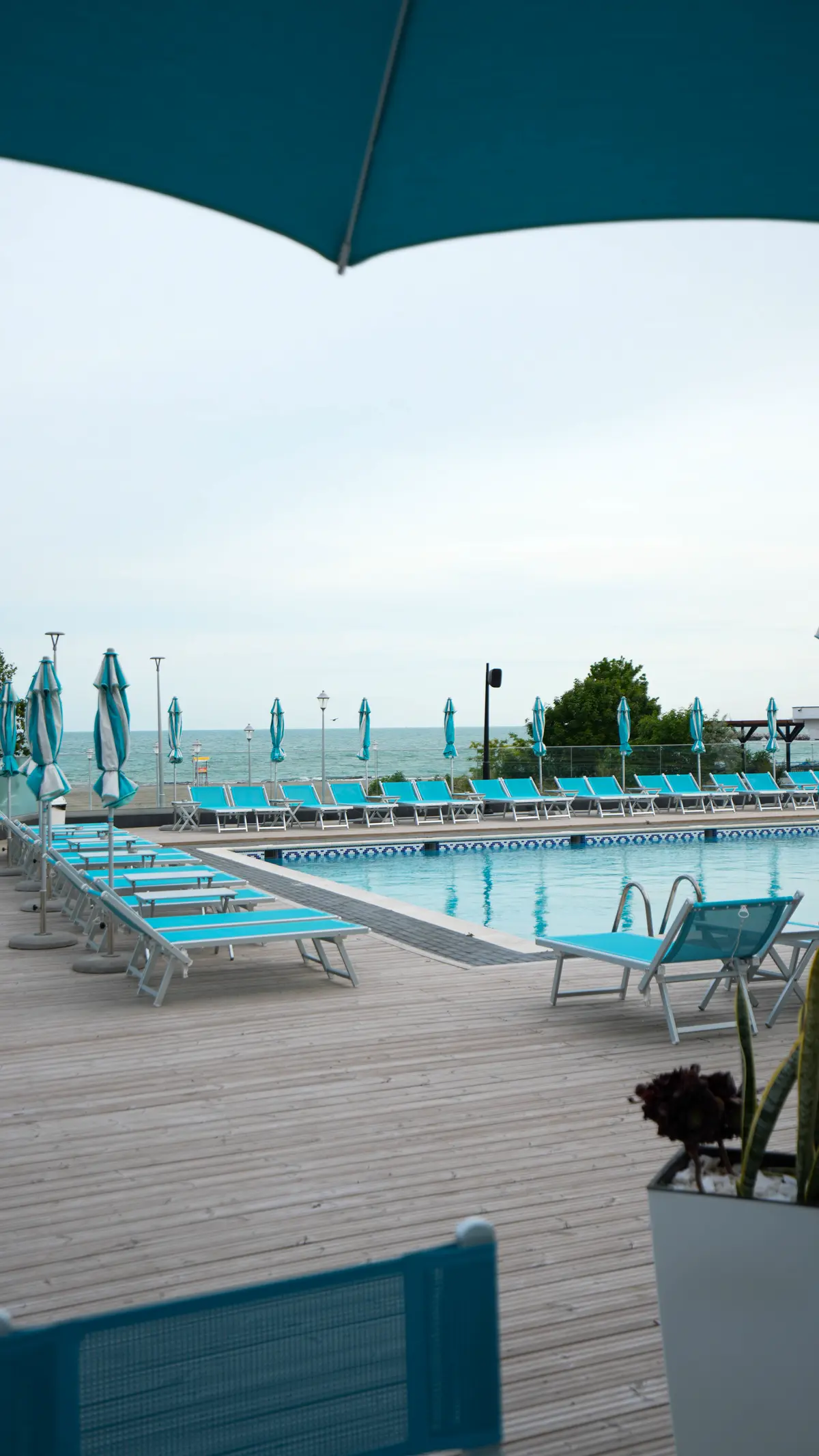 Piscina văzută de sub umbrelă