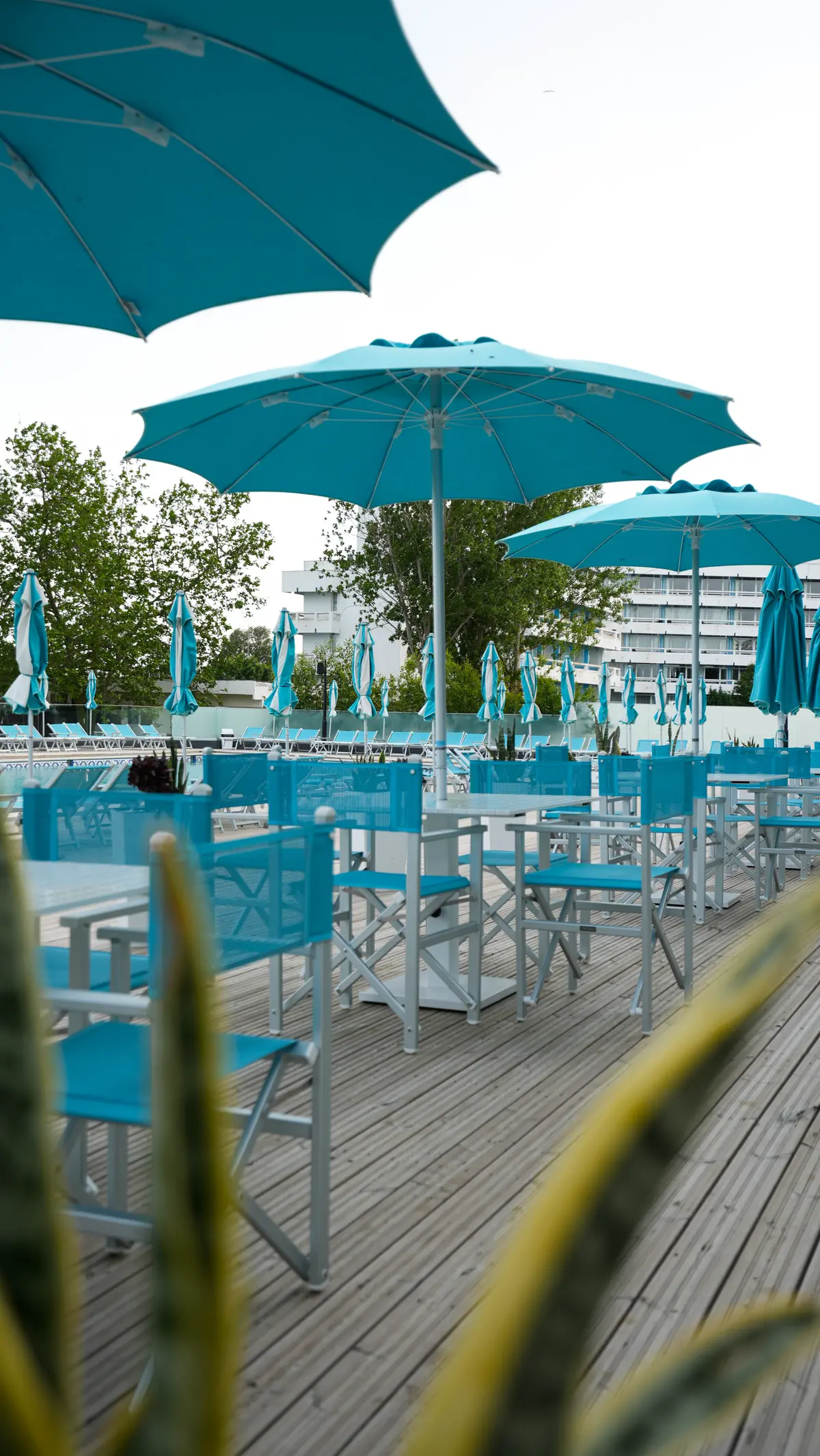 Piscina exterioară văzută de la nivelul apei