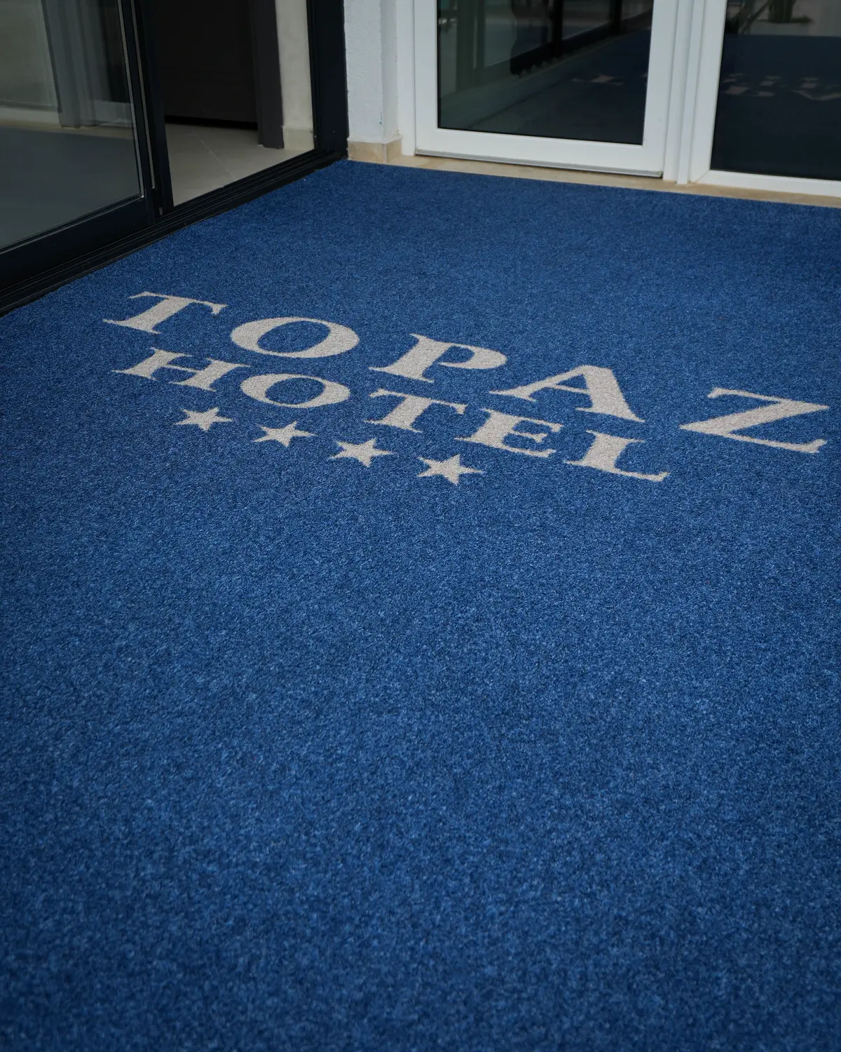 Covorul cu sigla Topaz de la intrare