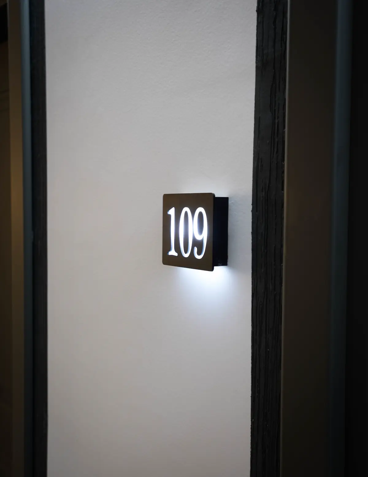Ușa unei camere, cu numărul luminat