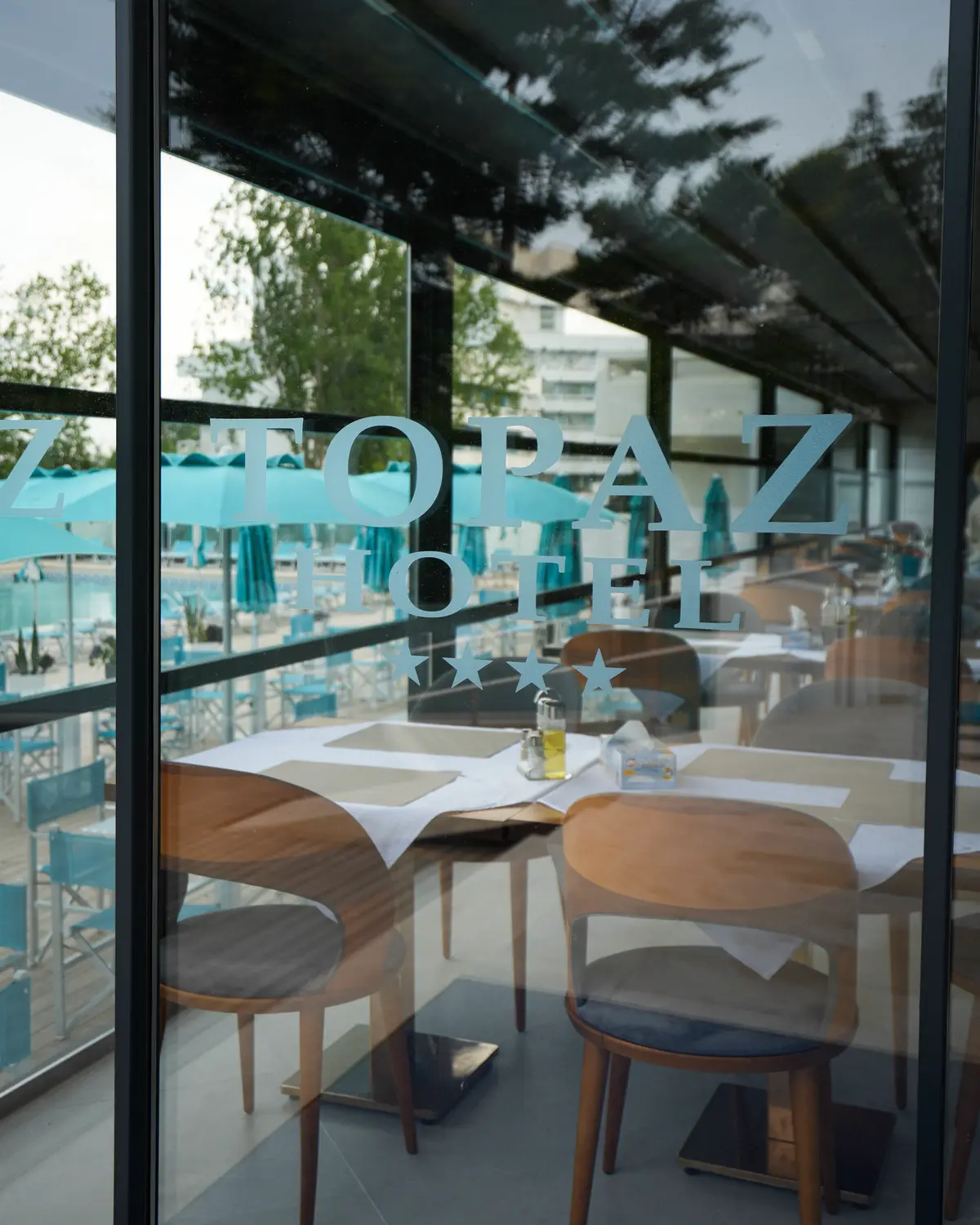 Restaurantul văzut prin geamul cu sigla Topaz