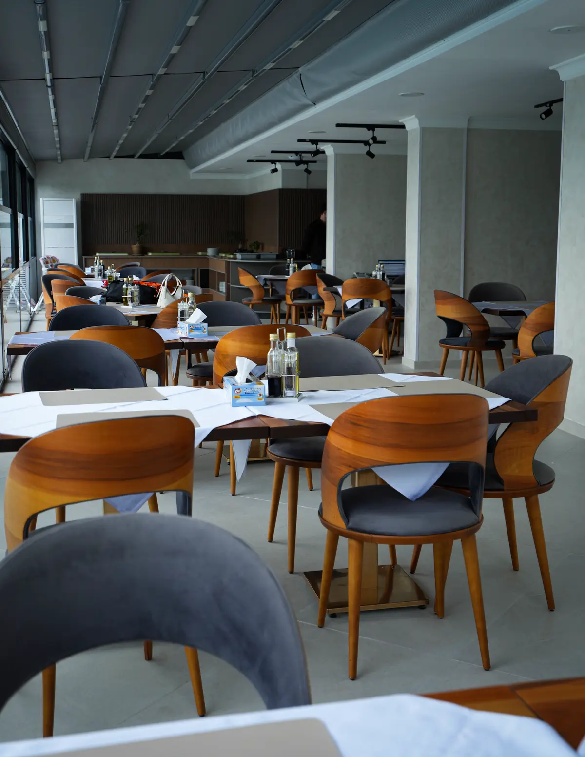 Mese așezate în restaurant