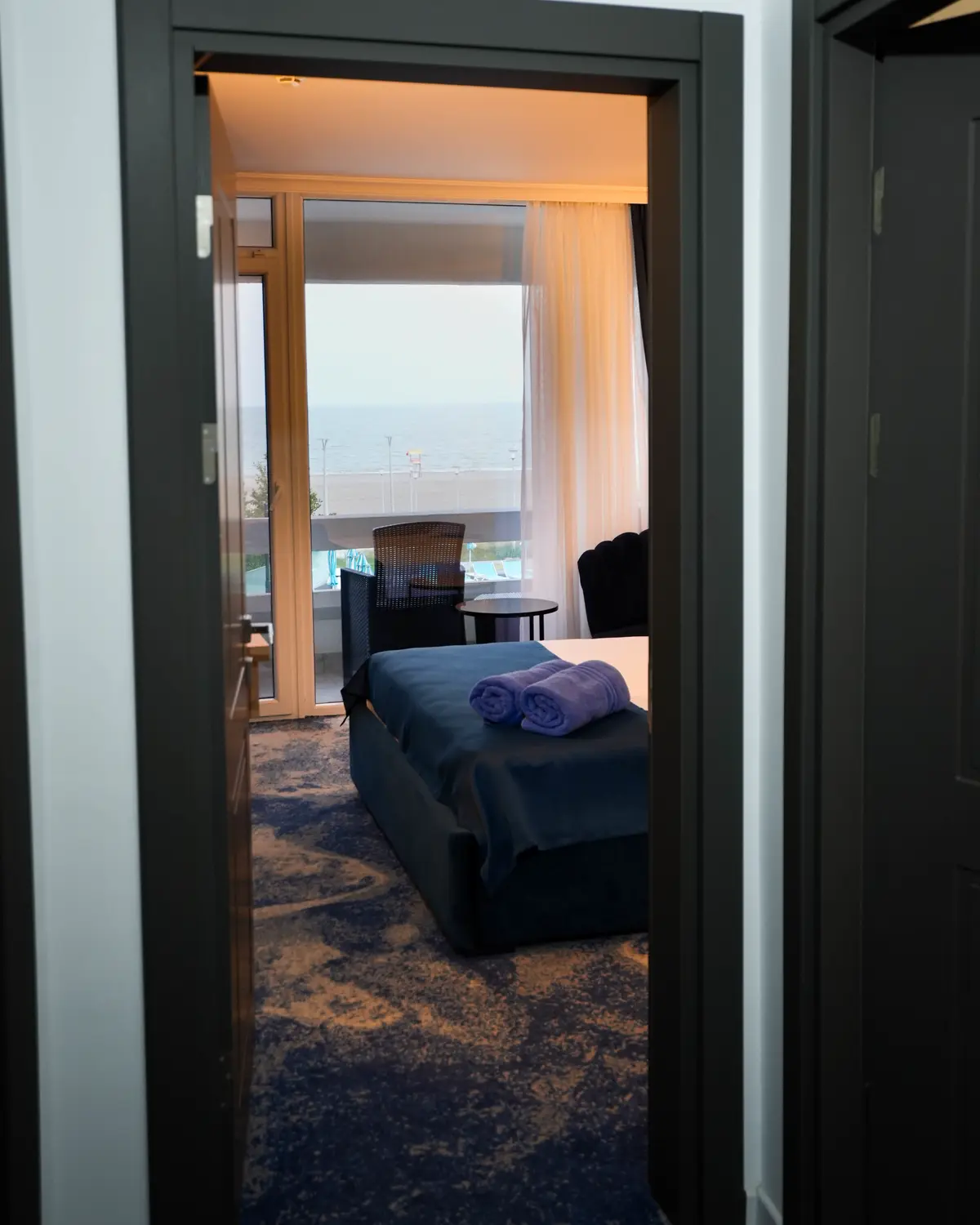Camera văzută din hol, cu balconul în spate