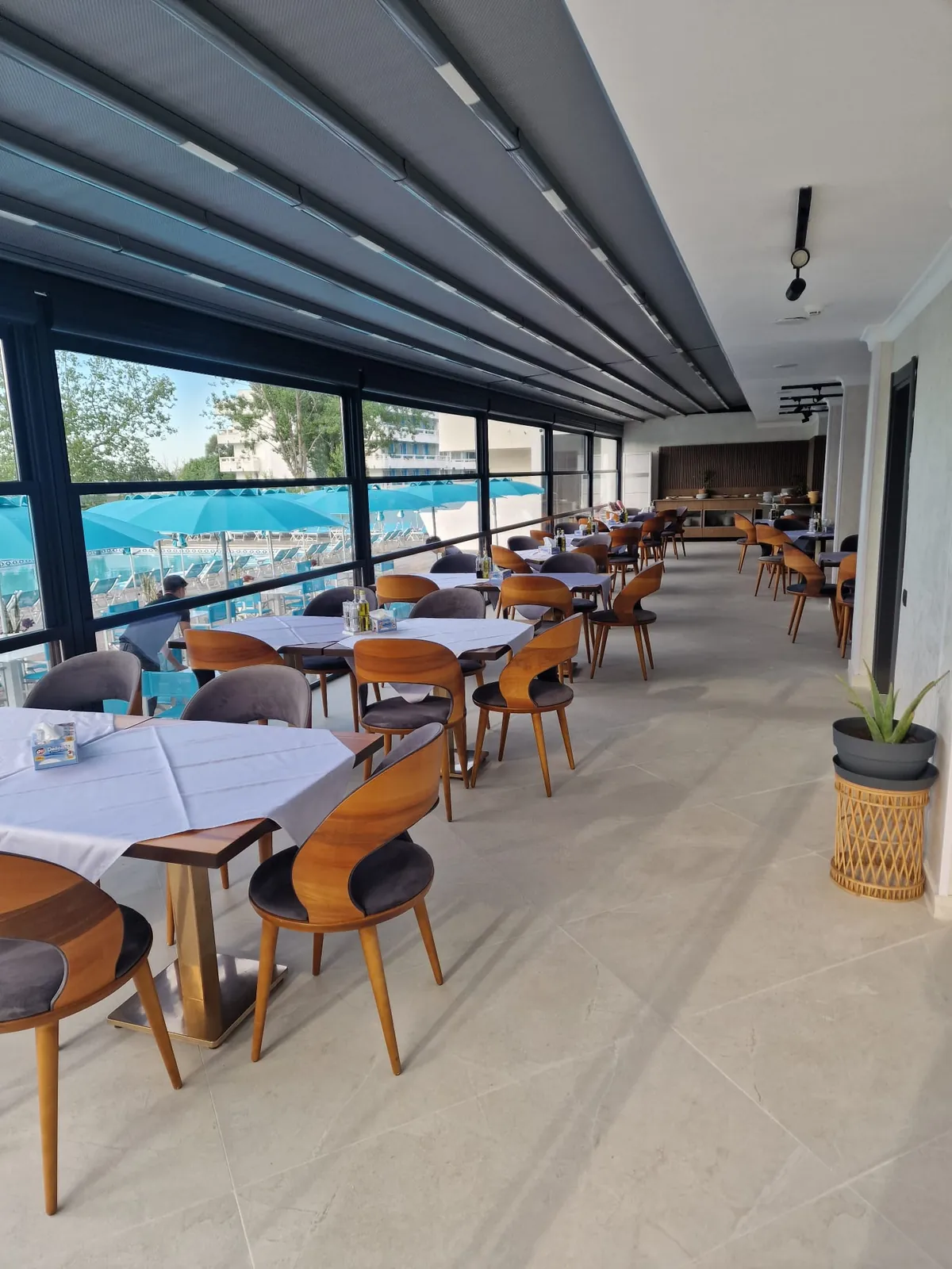 Restaurantul, pe lungimea ferestrelor