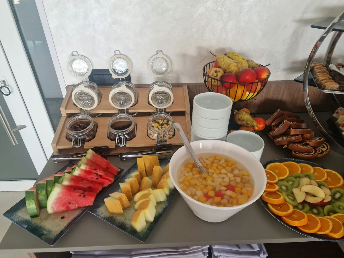 Bufetul de mic dejun, cu fructe proaspete