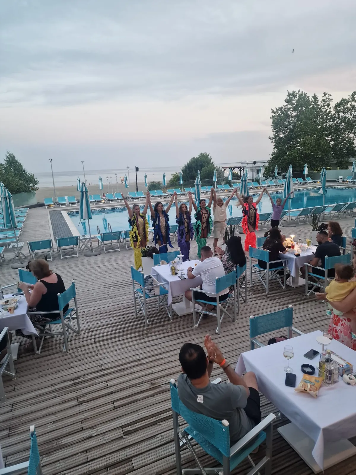 Seară cu dansatori pe terasa de lângă piscină