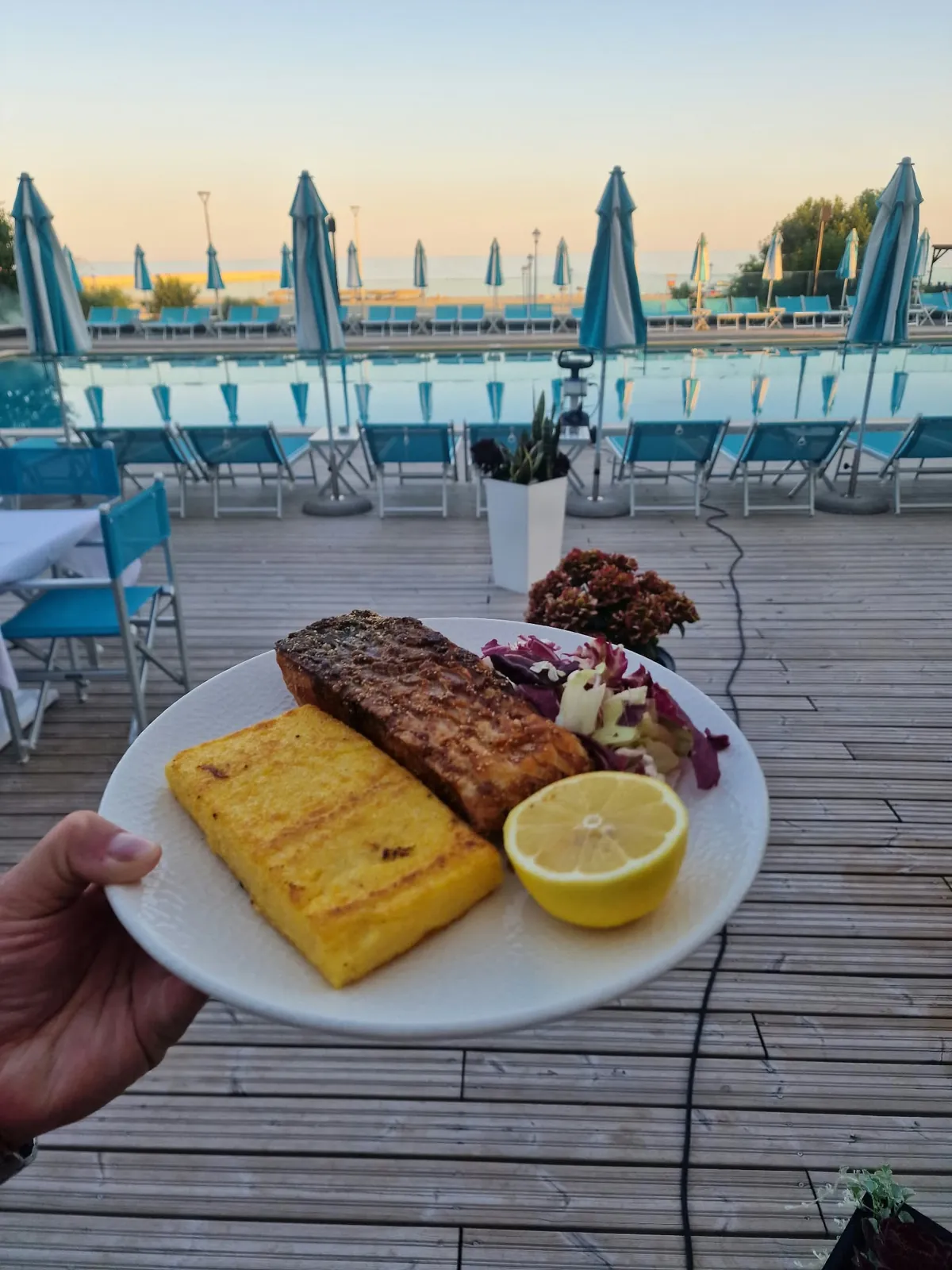Pește cu mămăligă, pe terasa piscinei