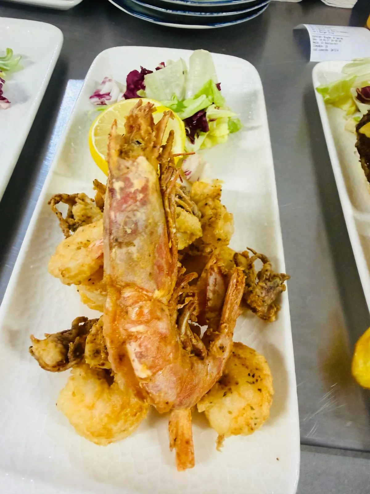 Creveți și fructe de mare prăjite