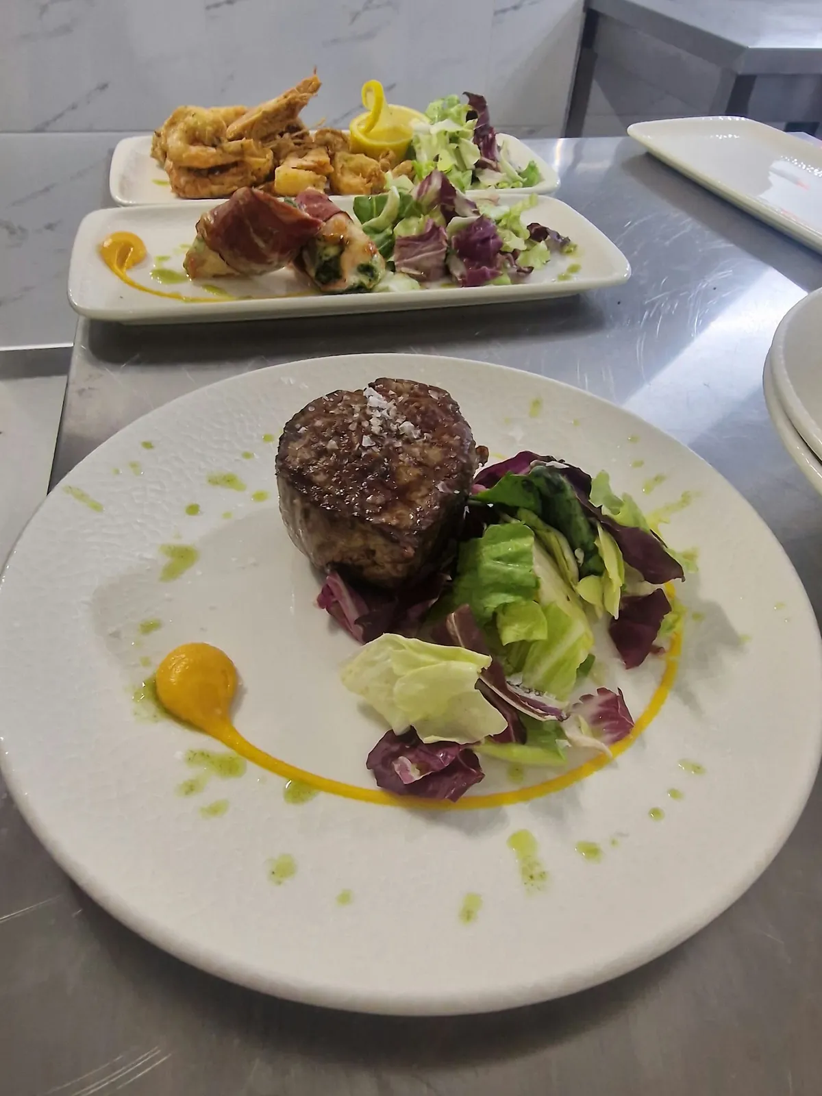 Medalion de vită cu salată