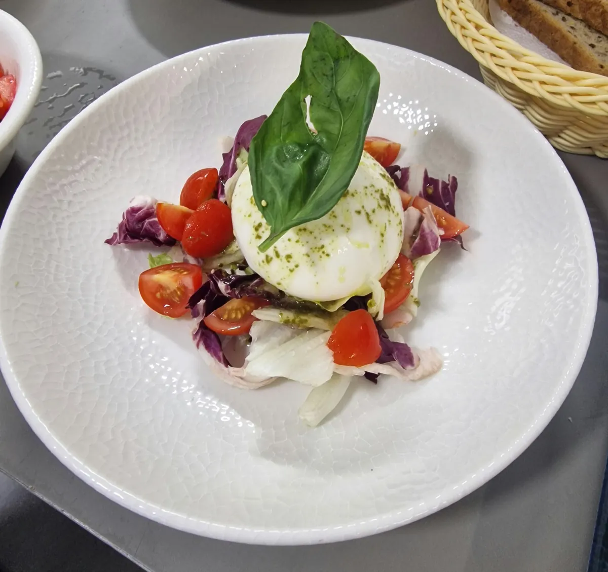 Burrata cu roșii cherry și busuioc