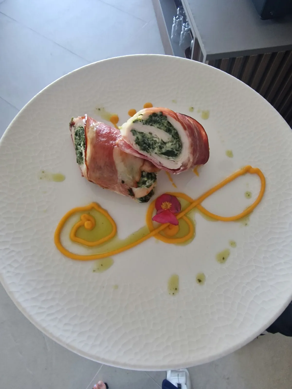 Rulou de pui cu spanac, învelit în prosciutto