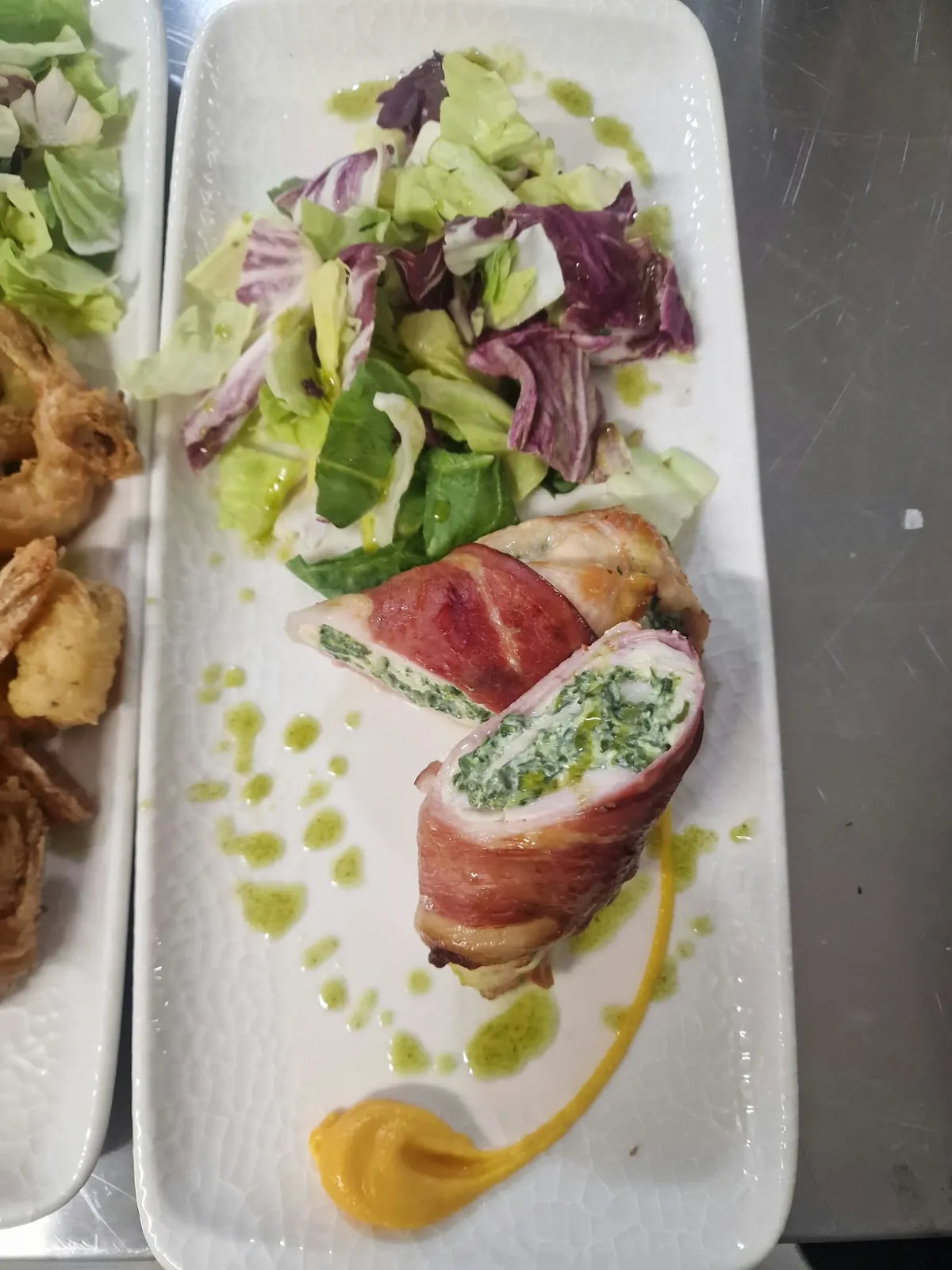 Rulouri de pui cu salată verde