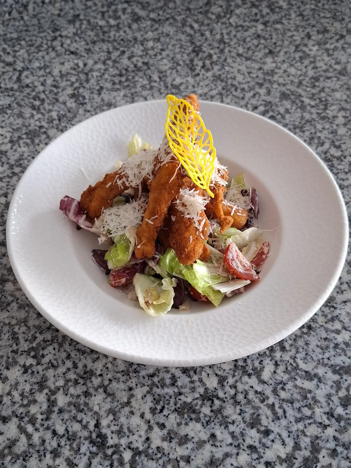 Salată cu pui crocant și parmezan