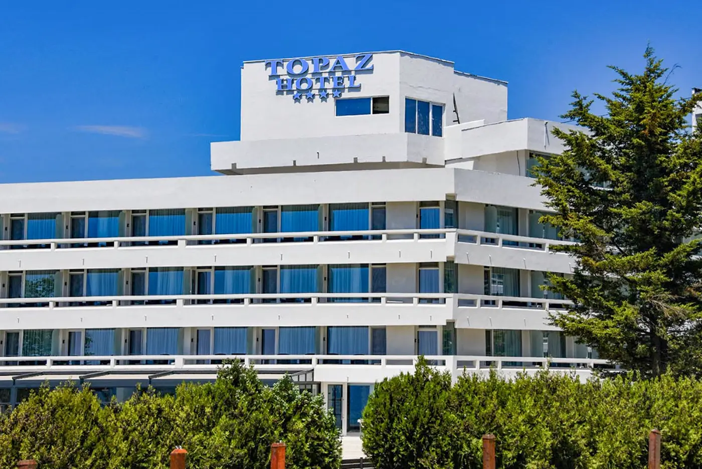 Firma Topaz pe acoperișul hotelului