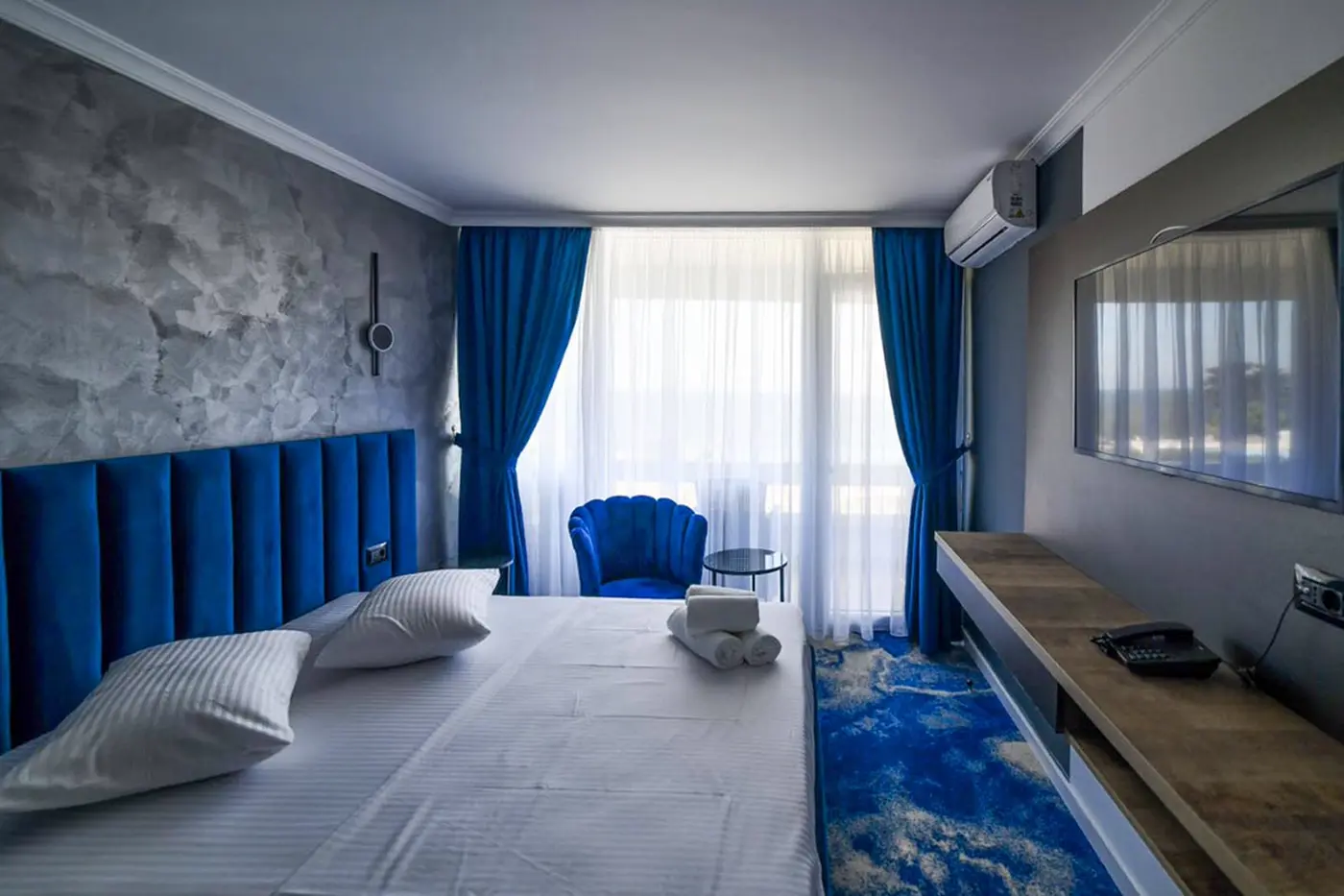 Cameră dublă, cu fereastra mare spre balcon