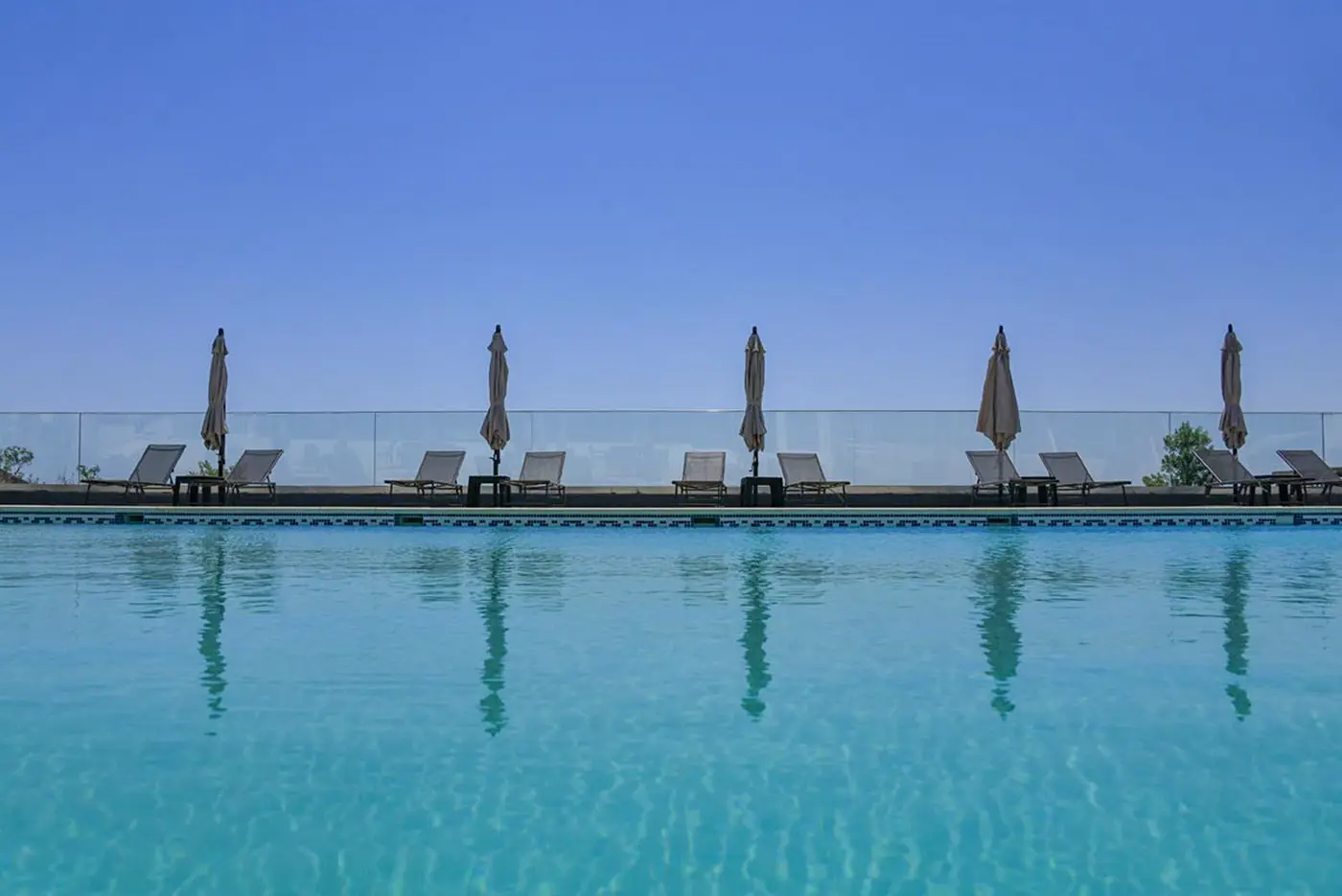 Apa piscinei și umbrelele de lângă mare
