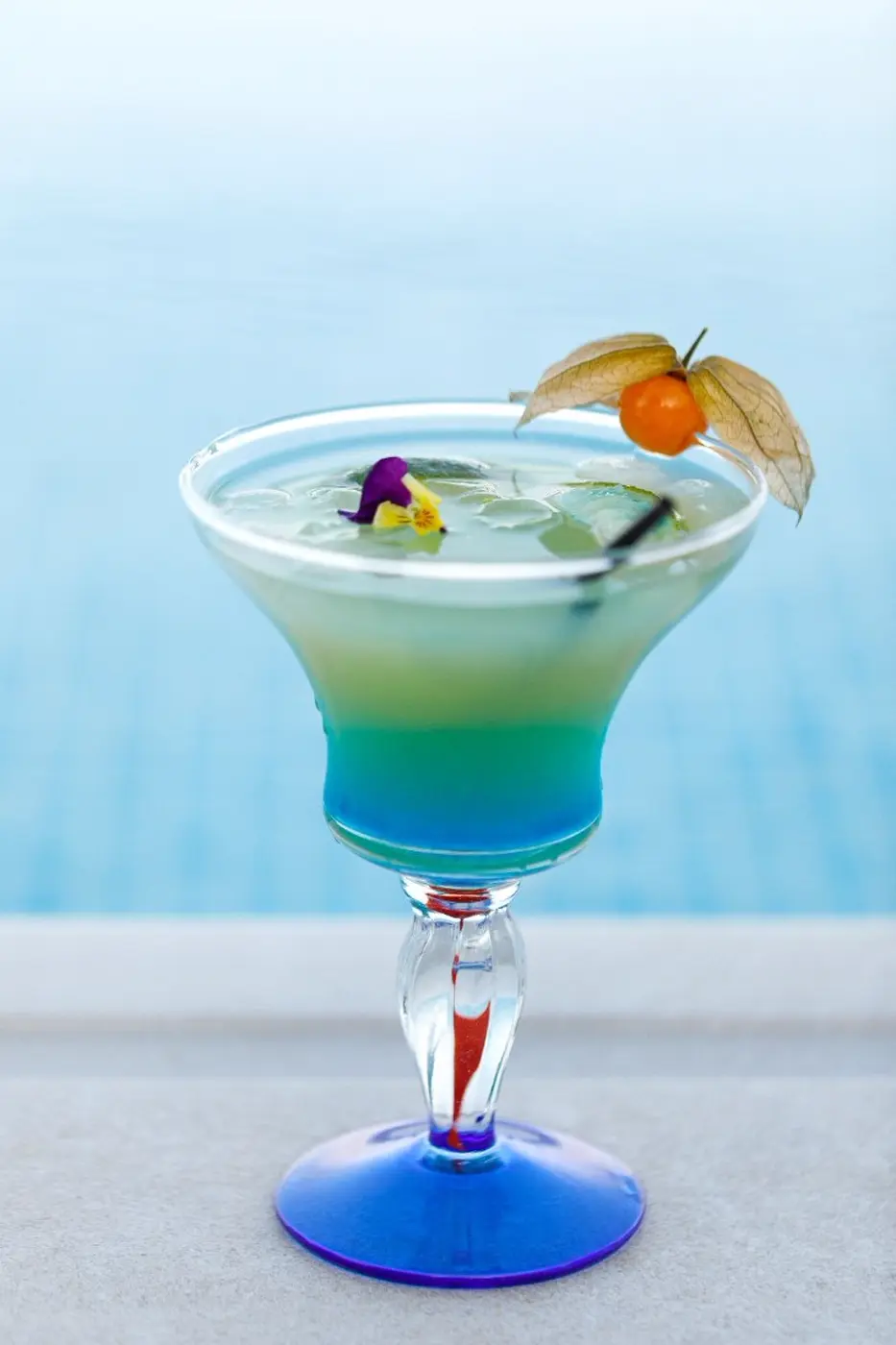Cocteil albastru pe marginea piscinei
