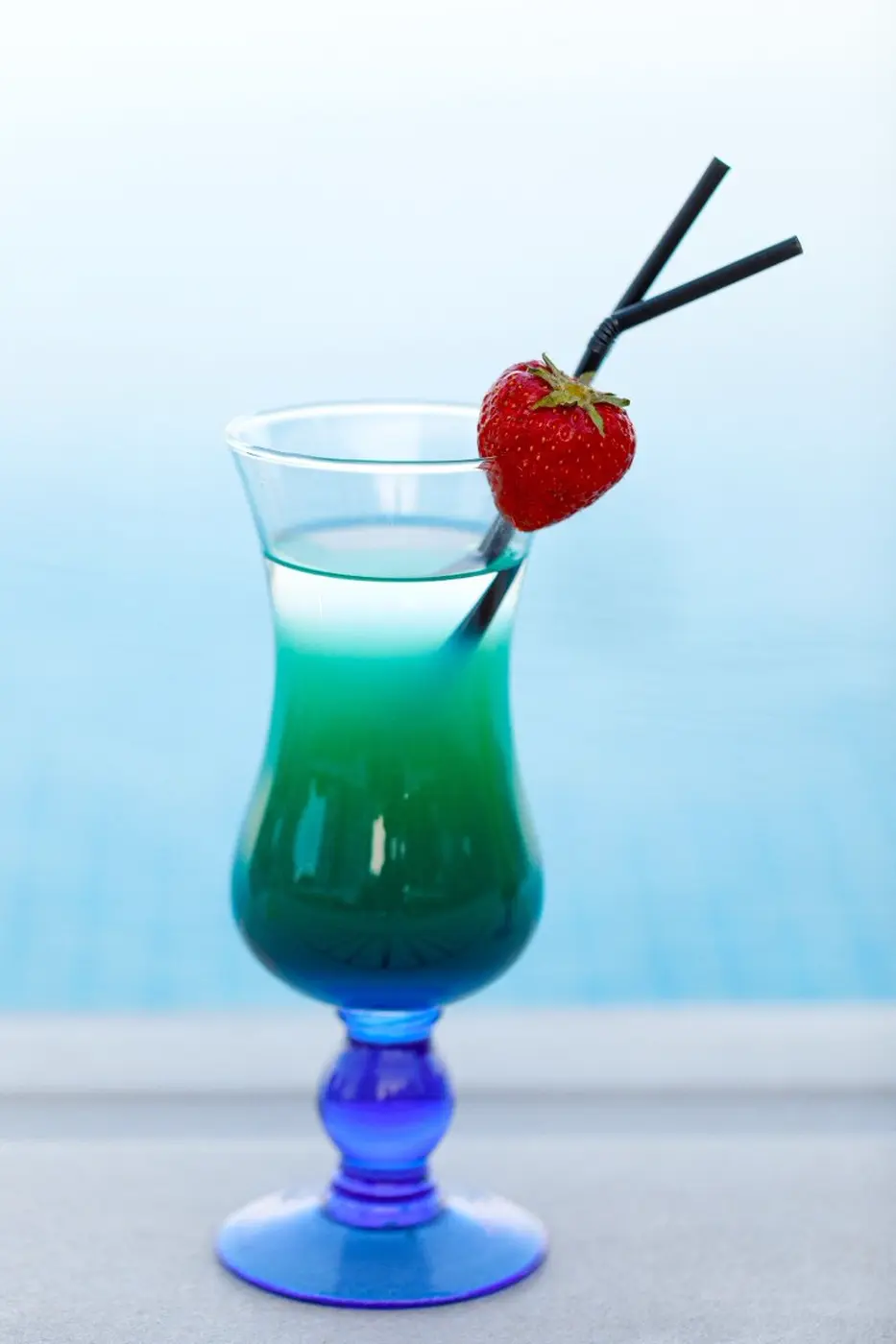 Cocteil cu căpșună, cu marea în spate