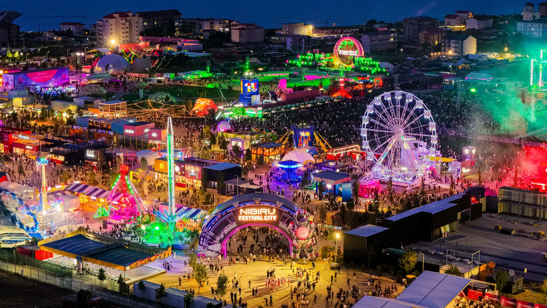 NIBIRU noaptea, văzut de sus, cu roata panoramică și scenele luminate