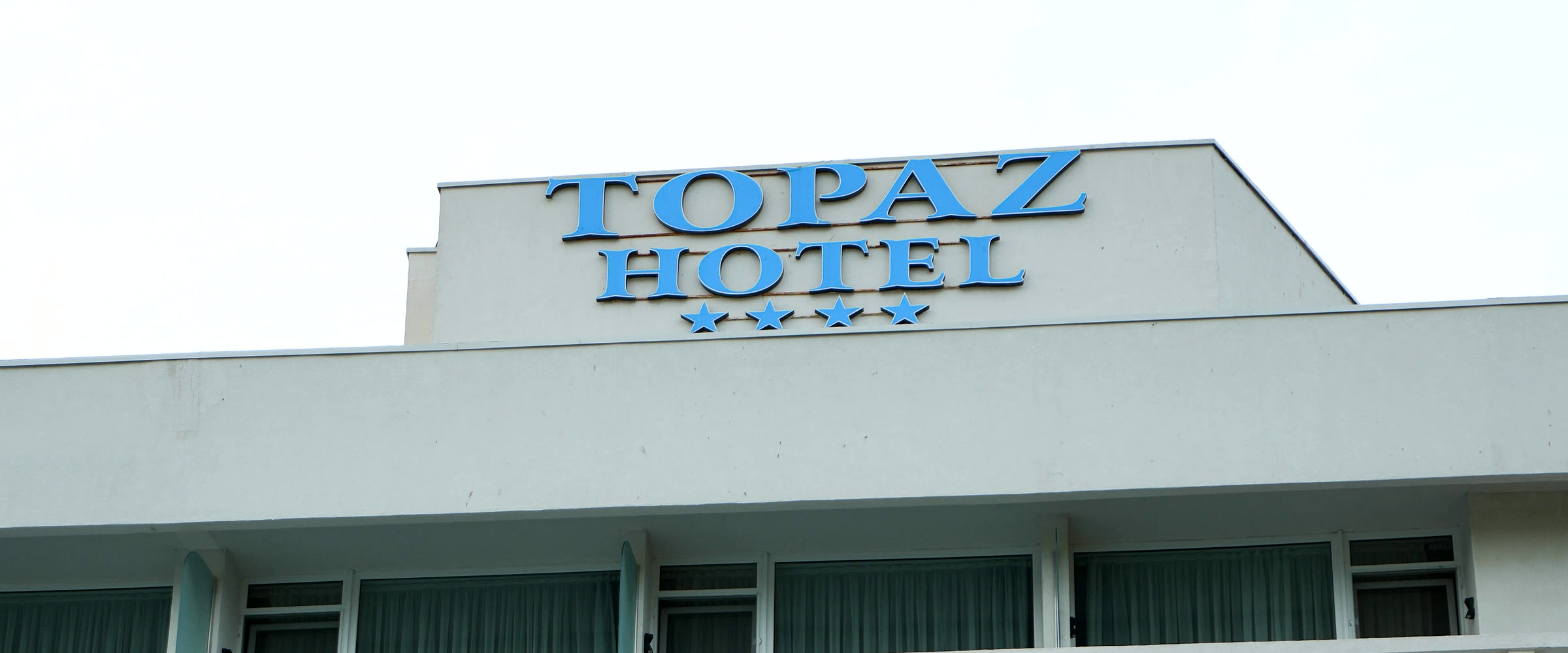 Fațada Hotel Topaz, cu firma și cele patru stele