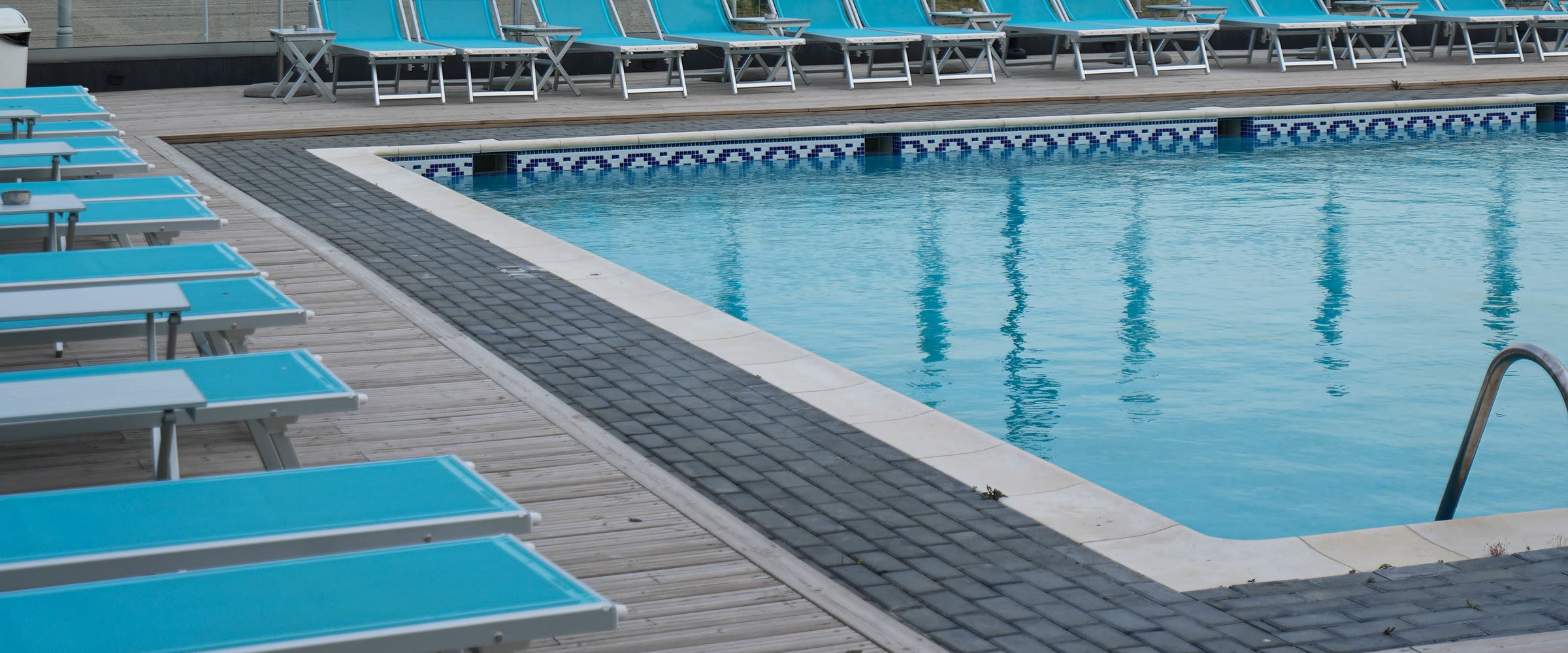 Piscina exterioară a Hotel Topaz, cu marea în spate
