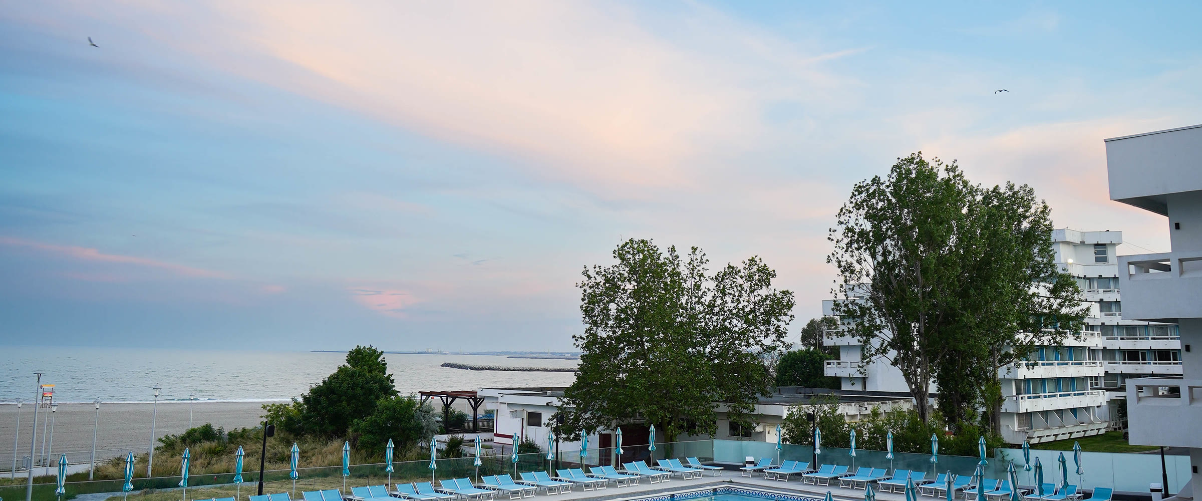 Terasa piscinei la apus, văzută de sus